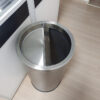 Thùng rác inox tròn nắp chia ngăn có gạt tàn Ø30